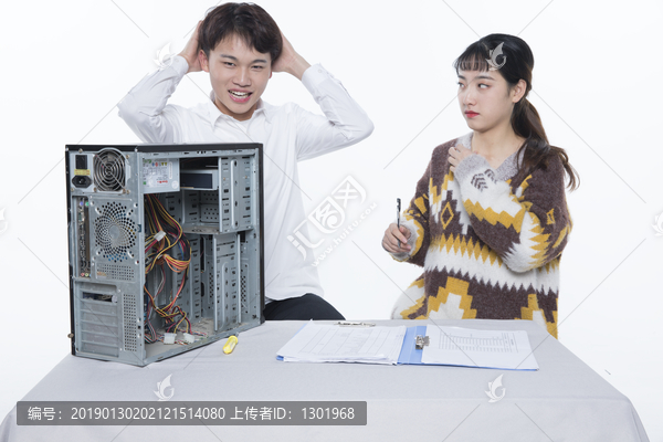 技术人员电脑维修摄影图片