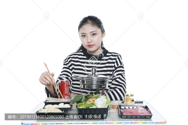 女孩吃火锅摄影图片