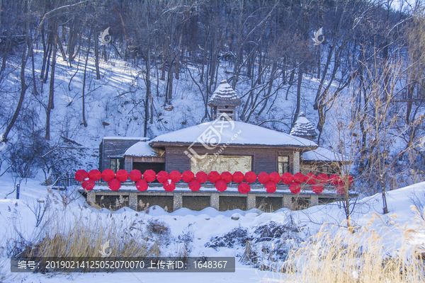 千山桃花溪谷茅屋与红伞祈福雪景