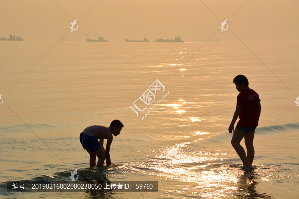 海边玩水的人