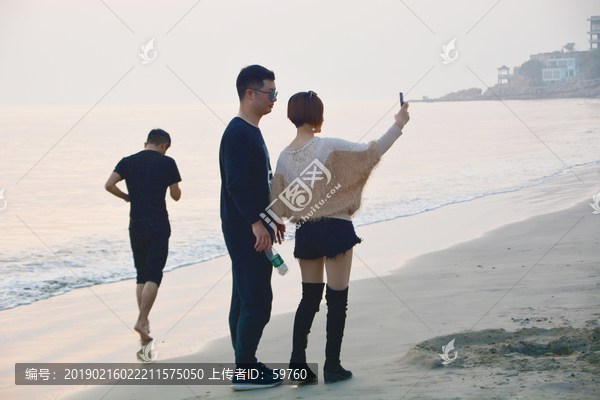 海边情侣拍照