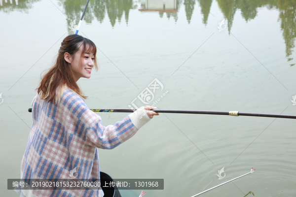 女孩户外钓鱼素材图片