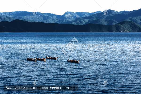 泸沽湖上的游船