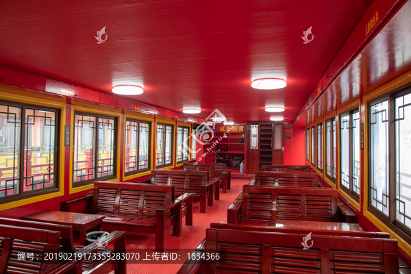 红色旅游船