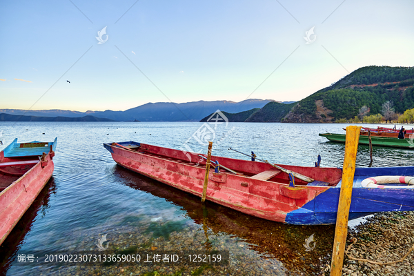 泸沽湖猪槽船