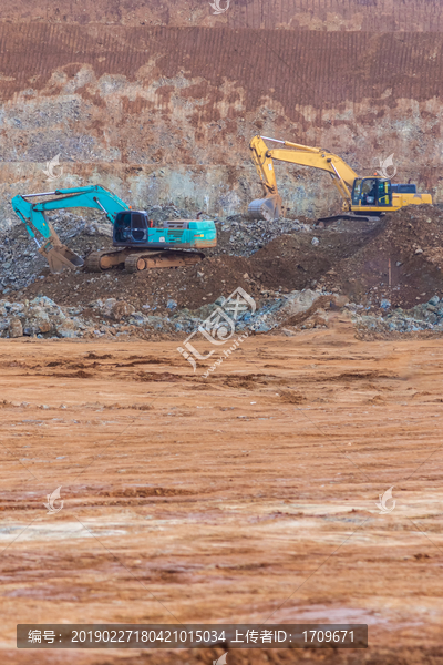 挖掘机在土石施工现场