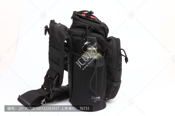 黑色户外大容量轻便旅行背包背面