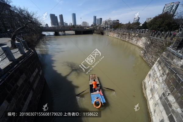 江苏淮安蓝天下的城市建筑景观