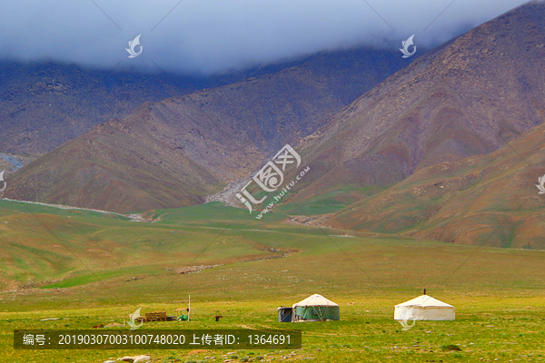 新疆阿尔金山草场哈萨克族帐篷