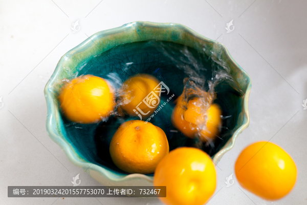 水中的橙子