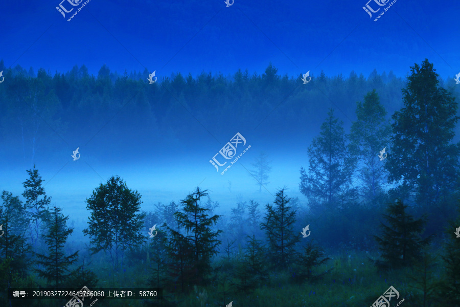 山林夜雾迷漫