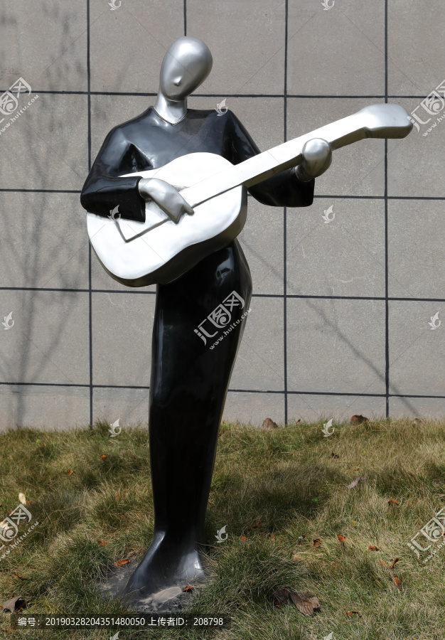弹吉它的男人雕像