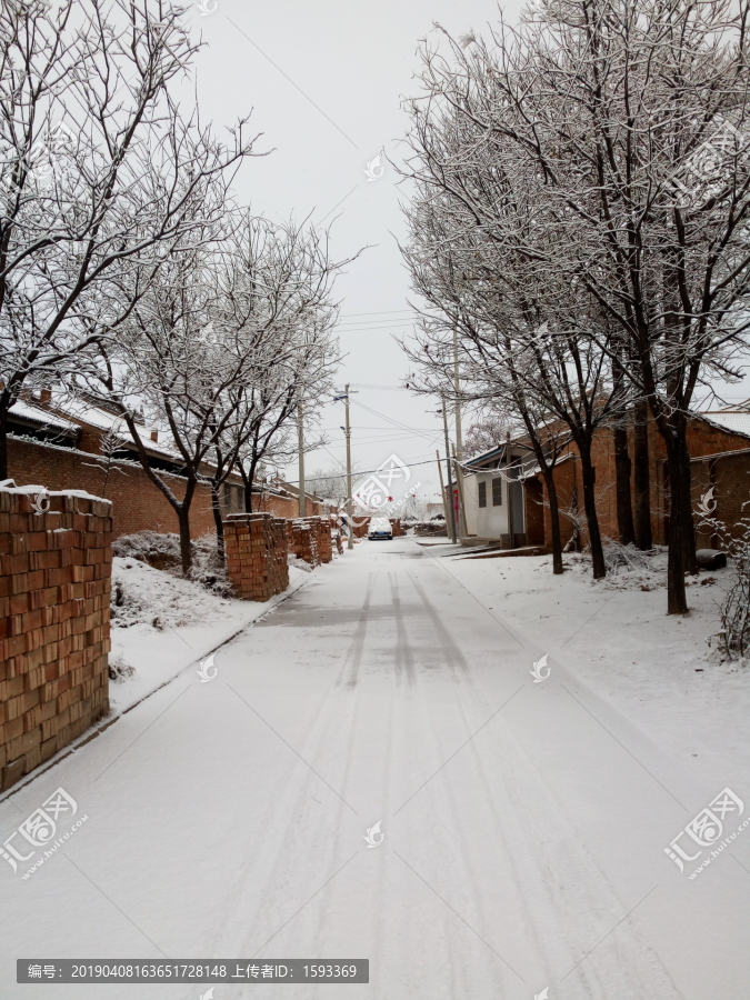 农村村庄路上雪景