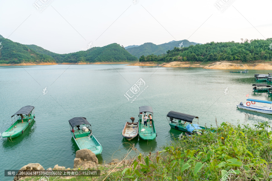 海南万泉湖水库港口的渔船