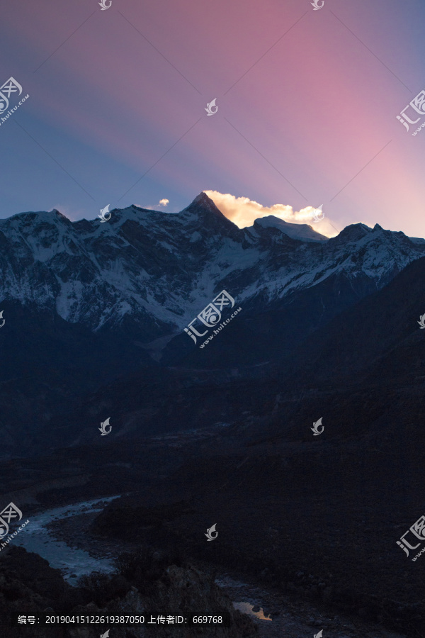 林芝索南迦巴瓦峰的日出朝阳霞光