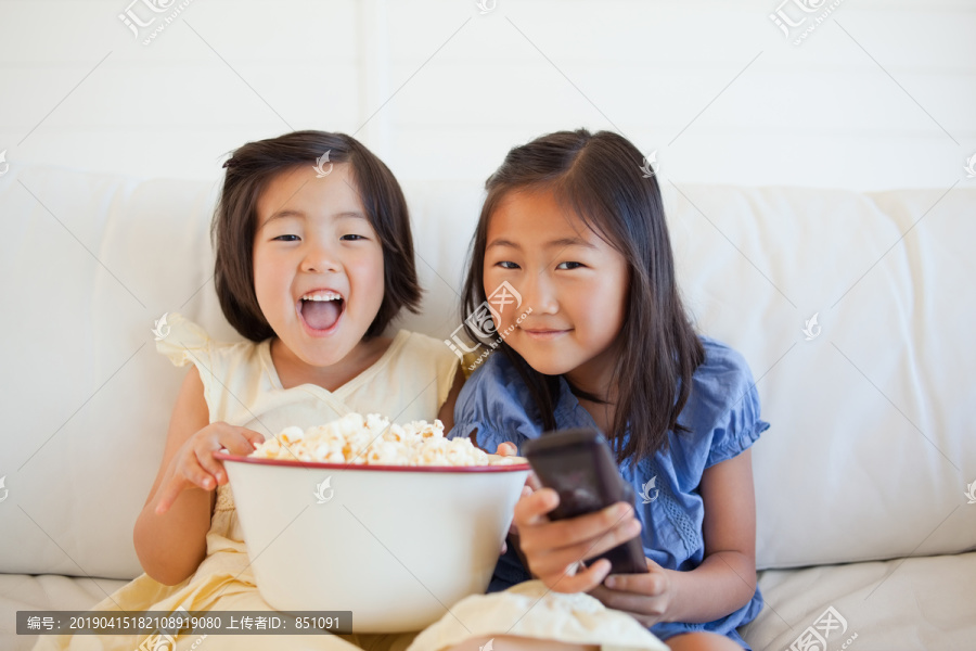 两姐妹一起看电影吃爆米花