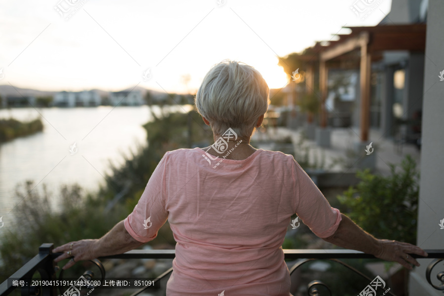 站在阳台上的老年妇女