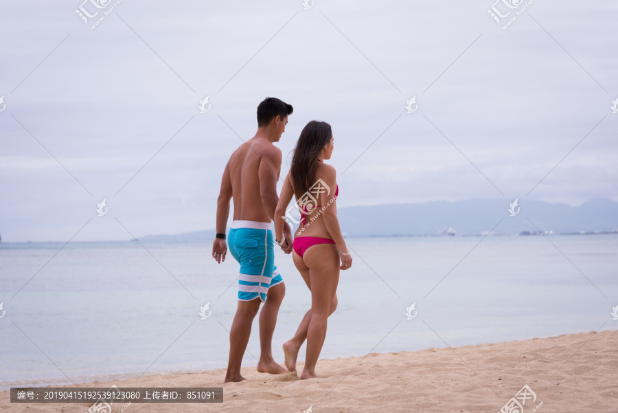 在海滩散步的情侣