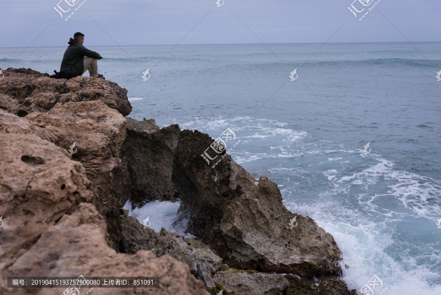 坐在岩石上休息的女人
