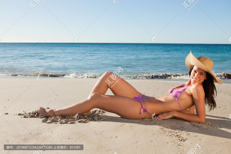 阳光沙滩美女摄影图片