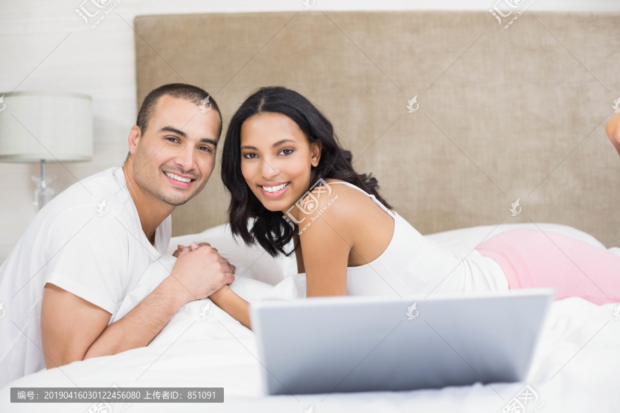 年轻夫妇在卧室里抱在床上