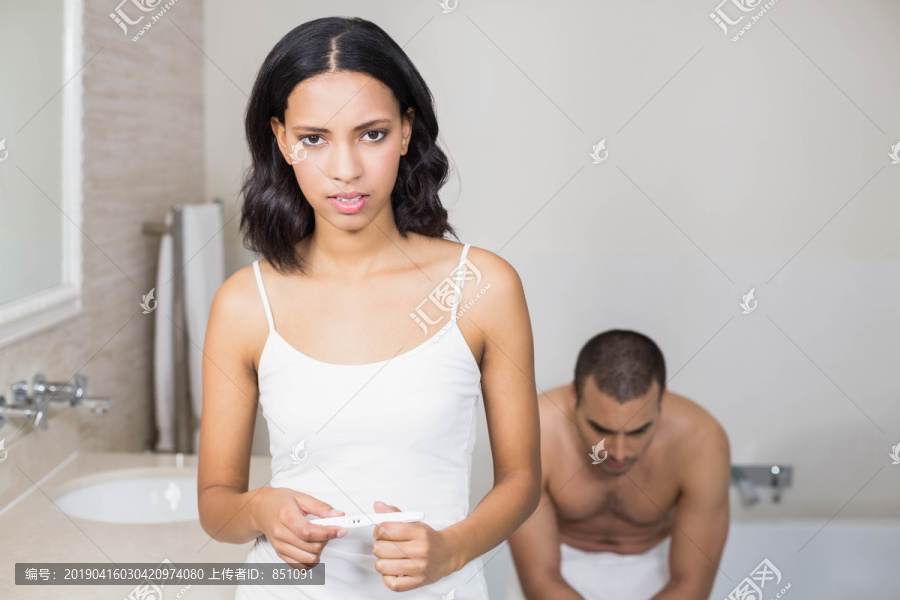 受挫的夫妇在浴室里做了怀孕测试