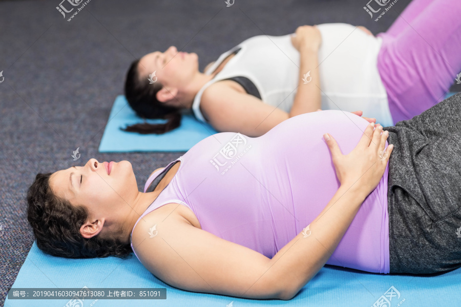 孕妇躺在休闲中心的运动垫上