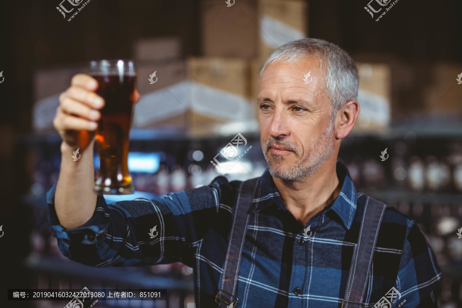 啤酒商在当地啤酒厂展示他的产品