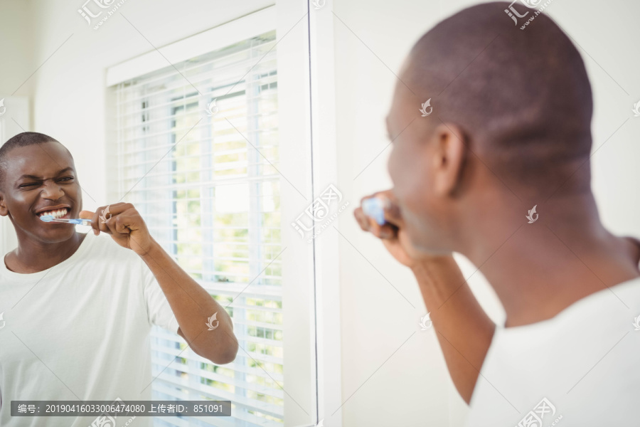 一个英俊的男人要在浴室里刷牙