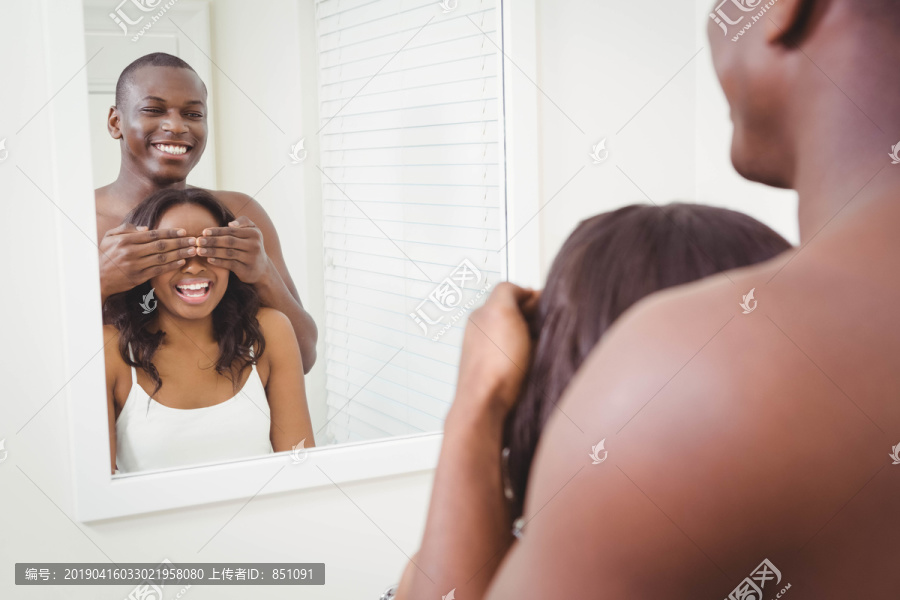 在浴室里遮住女友眼睛的男人
