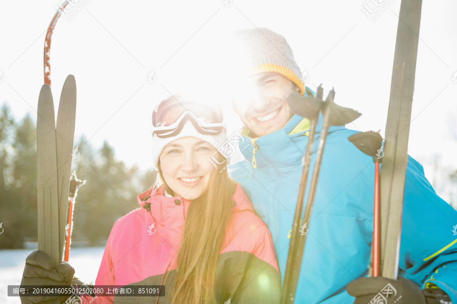 两人抱着滑雪板