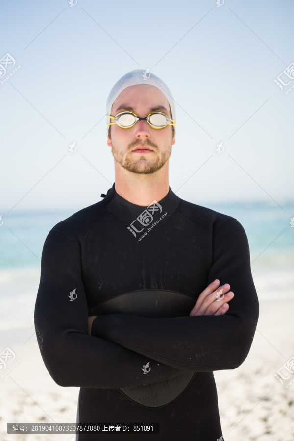 戴游泳帽戴护目镜的英俊男子