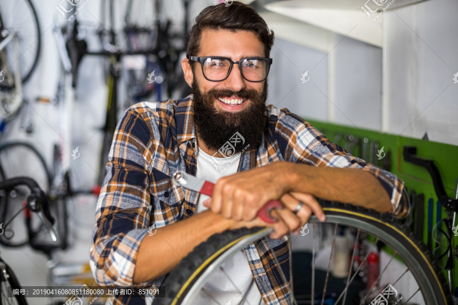自行车机修工检查自行车