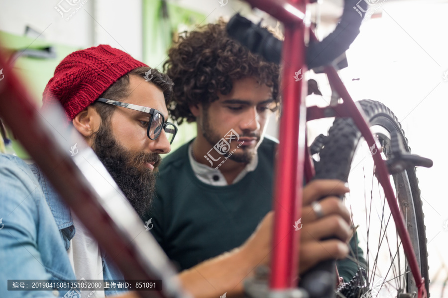 自行车修理工和客户谈修理的事