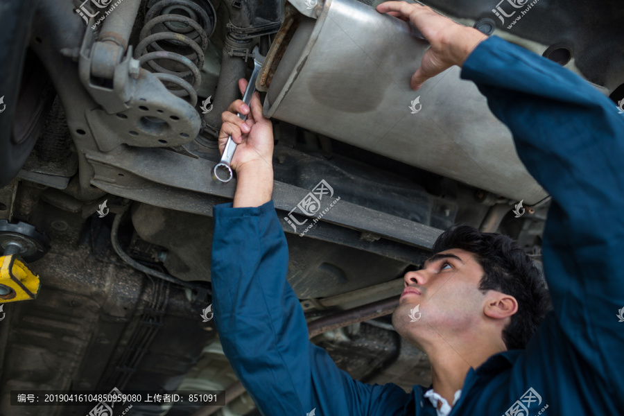 修理工修理汽车