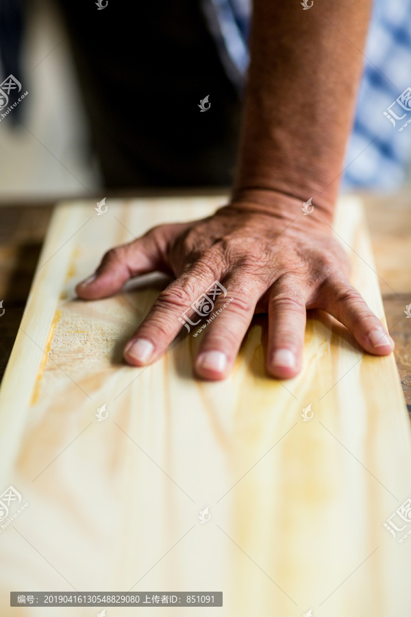 木匠手量木板