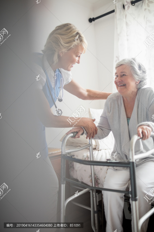 护士帮助老年妇女站起来
