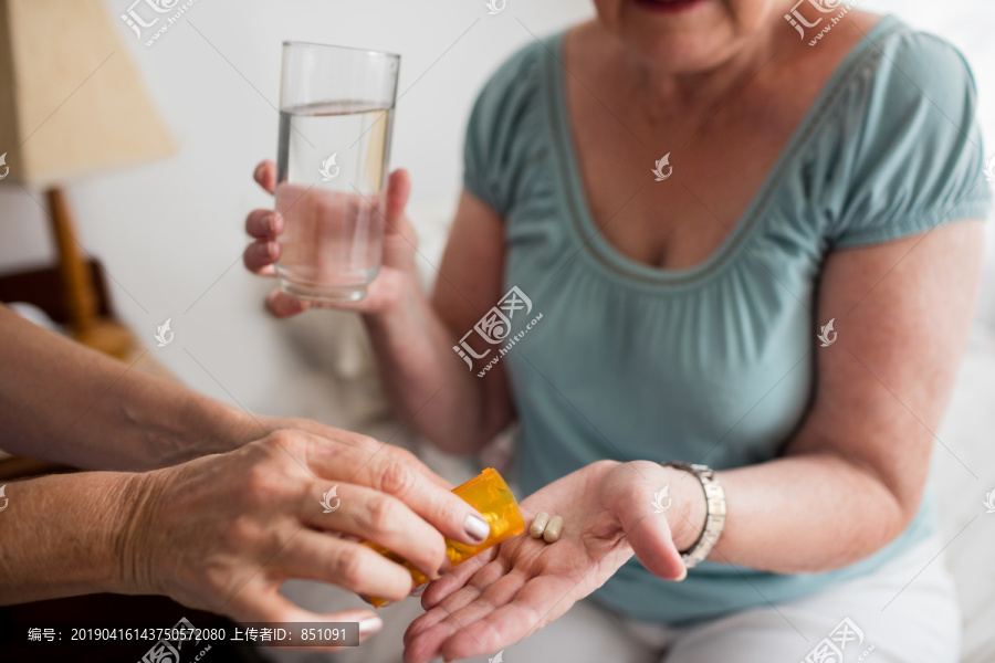 护士给老年妇女用药