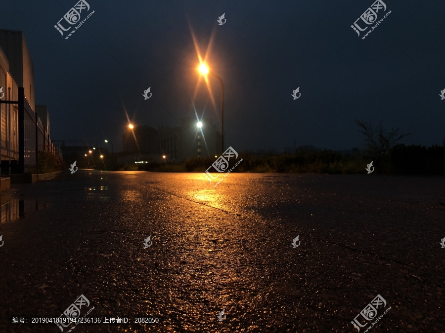 雨后夜景路灯