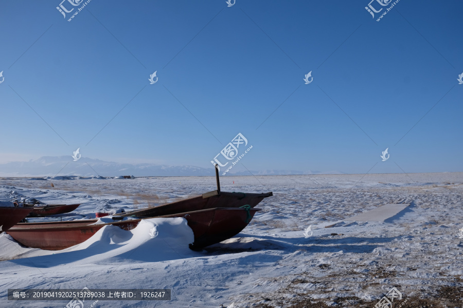 冬季赛里木湖渔船