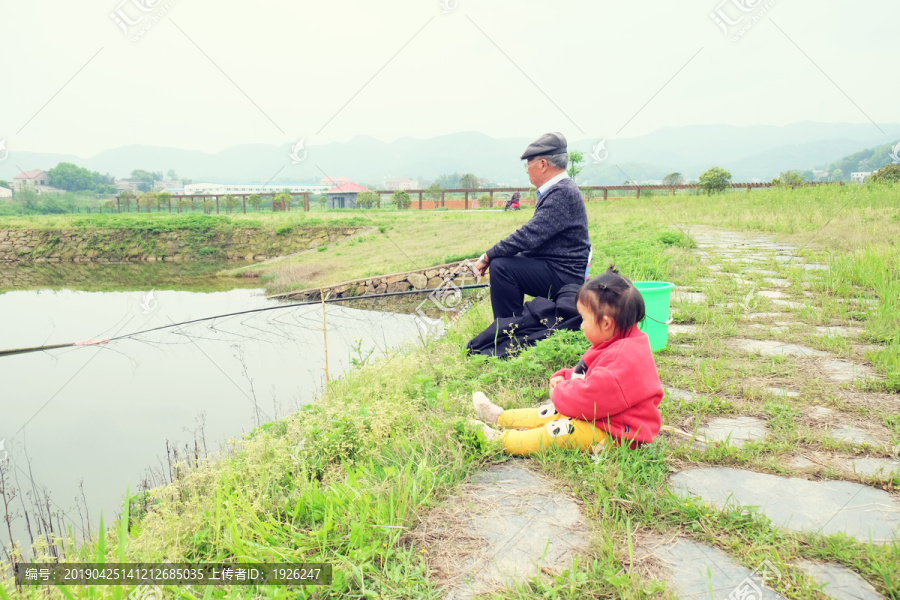 看老爷爷垂钓