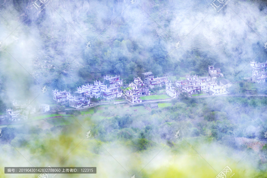 云雾里的村寨