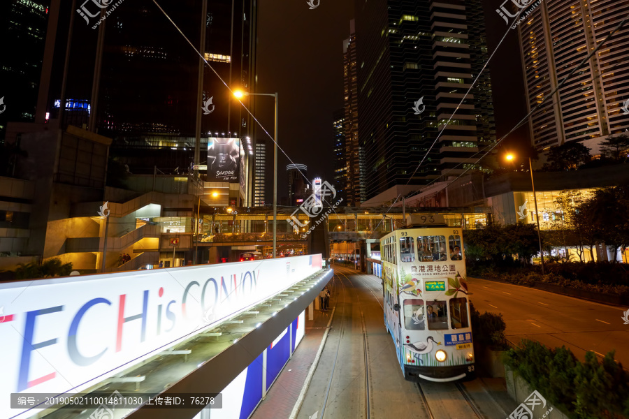 香港夜景经典的叮叮车双层巴士