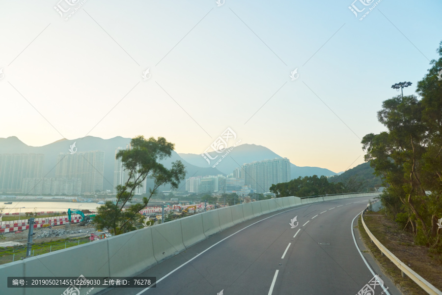 双层巴士往外看的香港城市街景