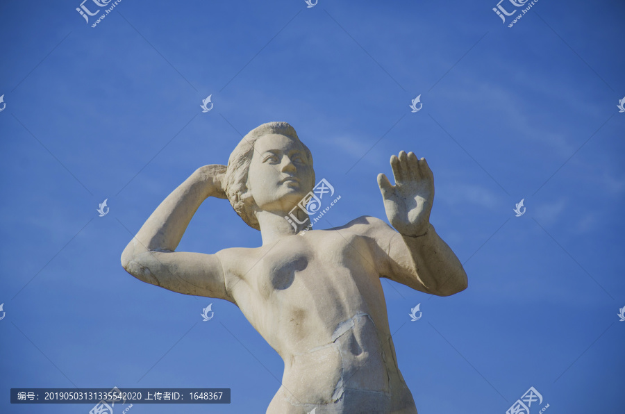女子排球运动员扣球造型半身雕像