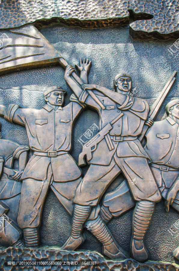 解放军战士欢呼胜利浮雕像