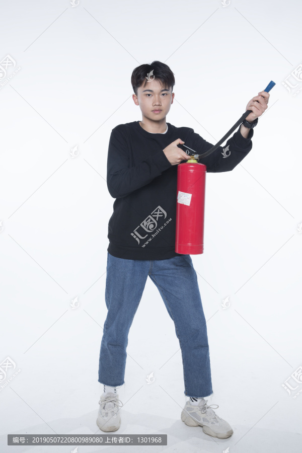 使用灭火器的男孩