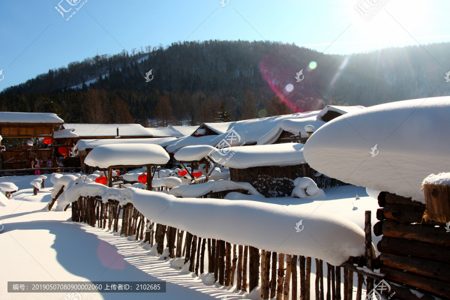 阳光下的雪乡雪景