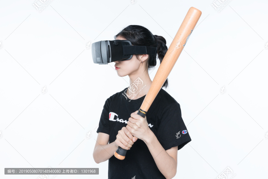 戴VR眼镜打棒球的女孩