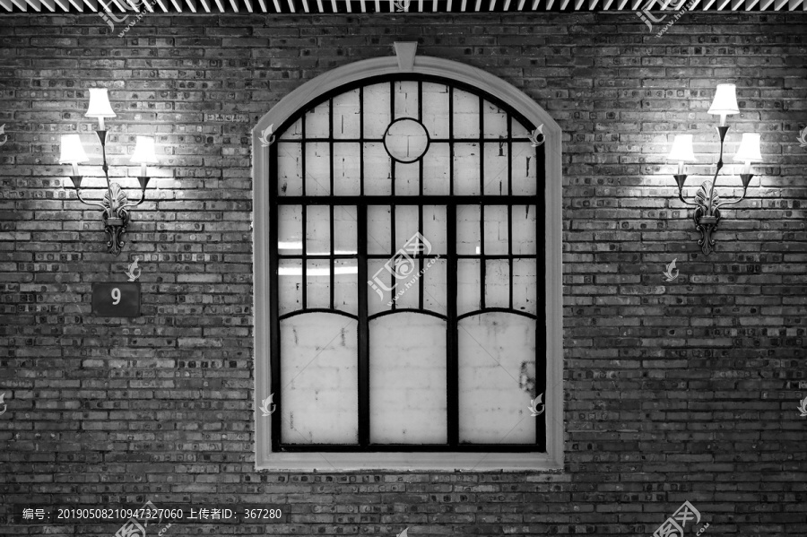 砖墙铁窗黑白照片